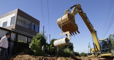 OBRAS DE CONSTRUÇÃO DE GALERIAS DE ÁGUAS PLUVIAIS SEGUEM AVANÇANDO NO BAIRRO ARARUAMA